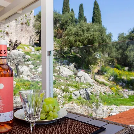 Solaris Methea- Luxury By The Castle Vilă