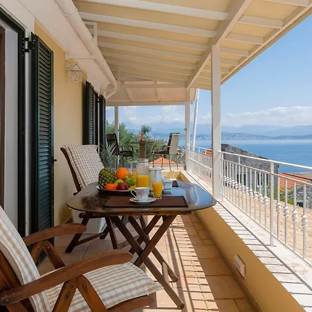 Solaris Methea- Luxury By The Castle *