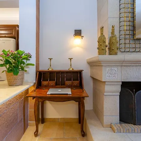 Solaris Methea- Luxury By The Castle *