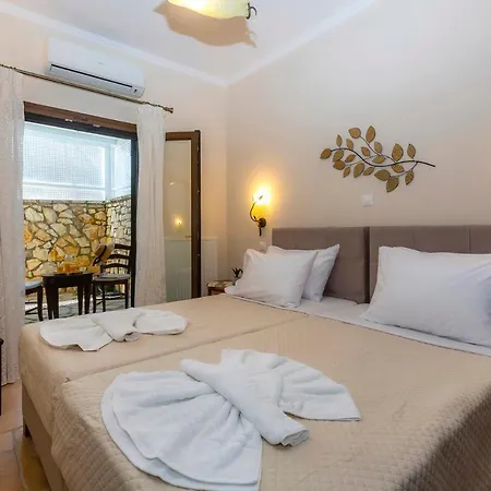 Villa Solaris Methea- Luxury By The Castle