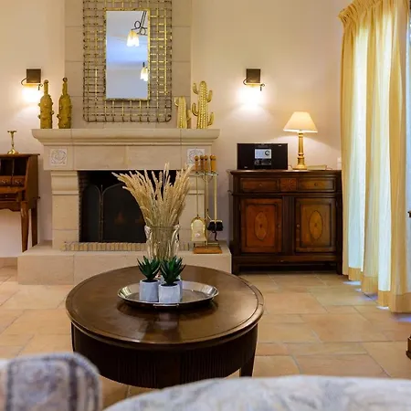 Villa Solaris Methea- Luxury By The Castle