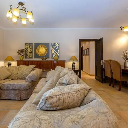 Vila Solaris Methea- Luxury By The Castle