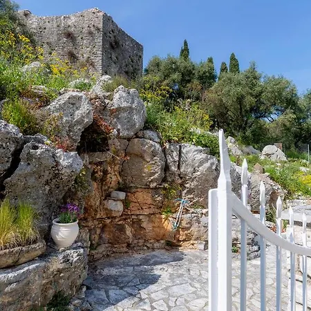 Villa Solaris Methea- Luxury By The Castle *