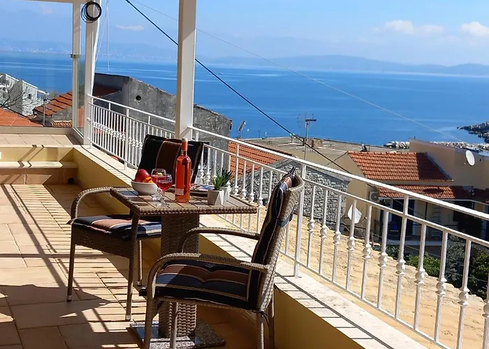 Solaris Methea- Luxury By The Castle *