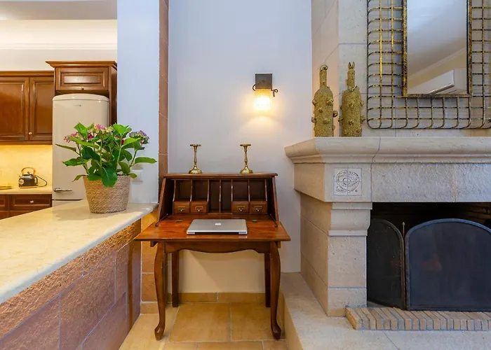 Solaris Methea- Luxury By The Castle *