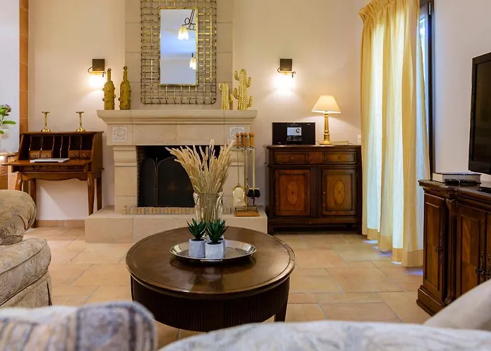 Villa Solaris Methea- Luxury By The Castle