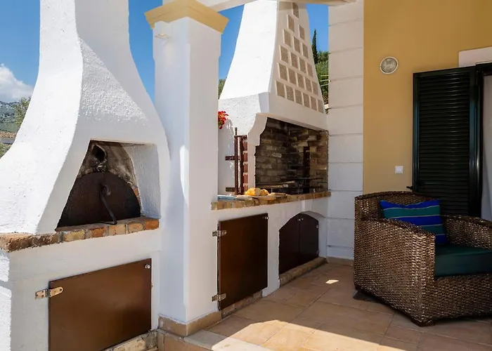Solaris Methea- Luxury By The Castle *