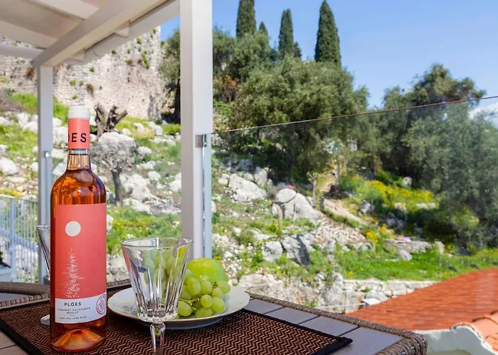 Solaris Methea- Luxury By The Castle Vila