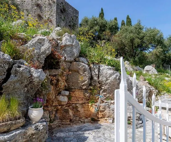 Villa Solaris Methea- Luxury By The Castle *