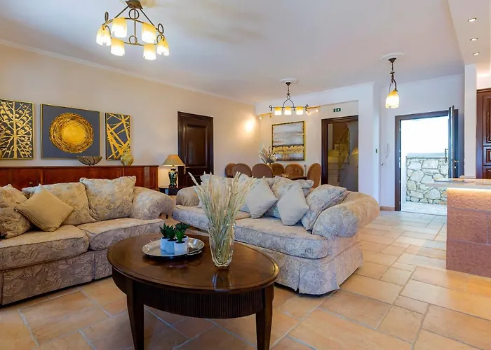 Solaris Methea- Luxury By The Castle Vila