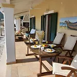 Villa Solaris Methea- Luxury By The Castle