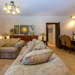 Villa Solaris Methea- Luxury By The Castle