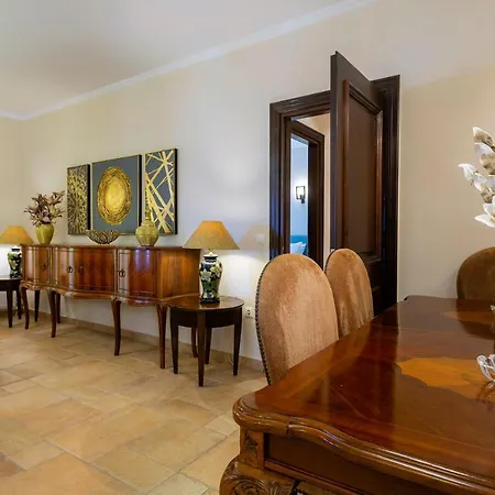 Villa Solaris Methea- Luxury By The Castle