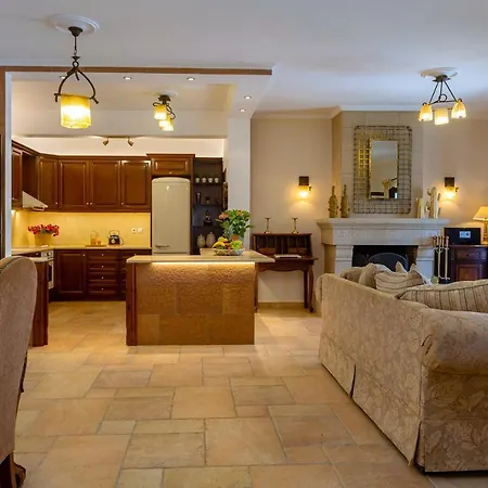 Solaris Methea- Luxury By The Castle *