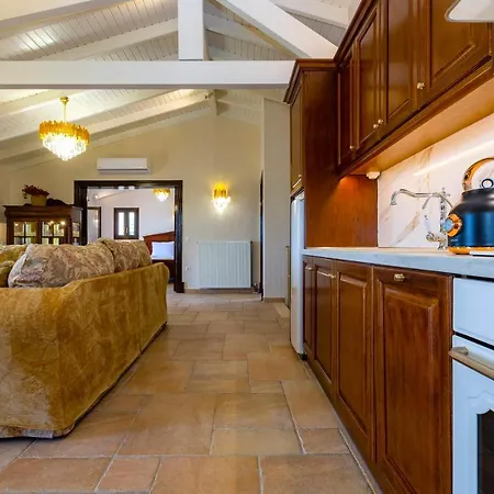 Villa Solaris Methea- Luxury By The Castle