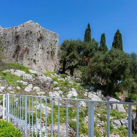 Solaris Methea- Luxury By The Castle *