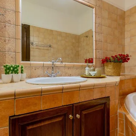 Villa Solaris Methea- Luxury By The Castle *