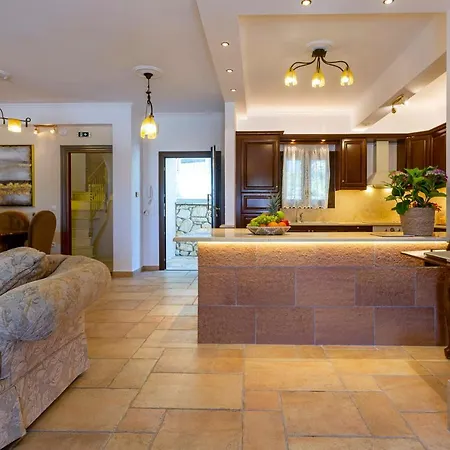 Villa Solaris Methea- Luxury By The Castle